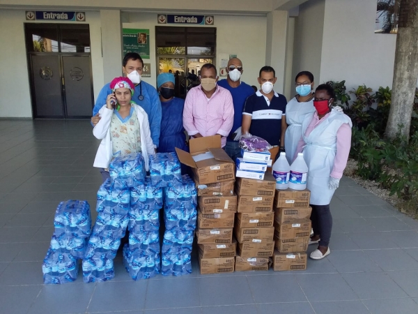 Dirigentes sociales donan mascarillas y batas al hospital Vinicio Calventi de Los Alcarrizos