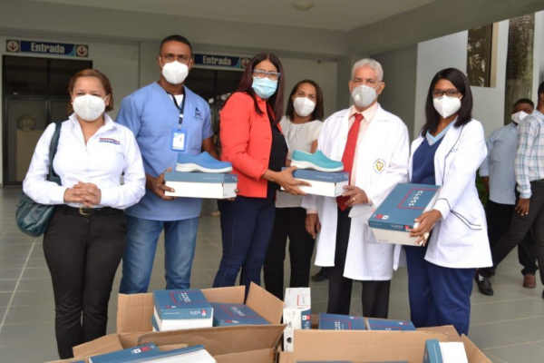 Empresa dona lote de calzado a personal hospital Vinicio Calventi.