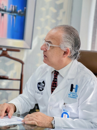 Director hospital Vinicio Calventi sostiene encuentro con desvinculados.