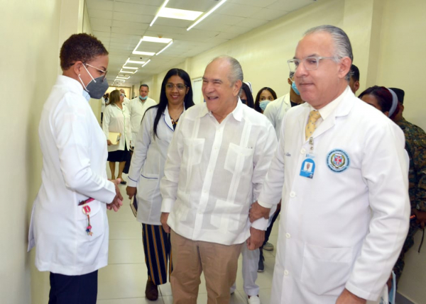 Dr. Jesús Feris iglesias superintendente de salud y riesgos laborales realiza visita al Hospital Vinicio Calventi