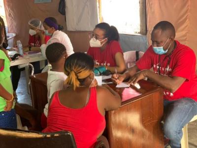 Médicos Hospital Vinicio Calventi realizan operativo en Iglesia Las Mercedes