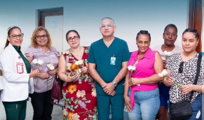 Director del hospital Vinicio Calventi felicita a las mujeres en su día y entrega flores a pacientes y visitantes.